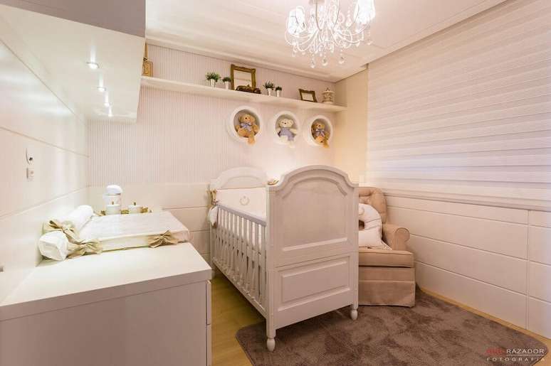 36. Nicho redondo para quarto de bebê com decoração toda branca