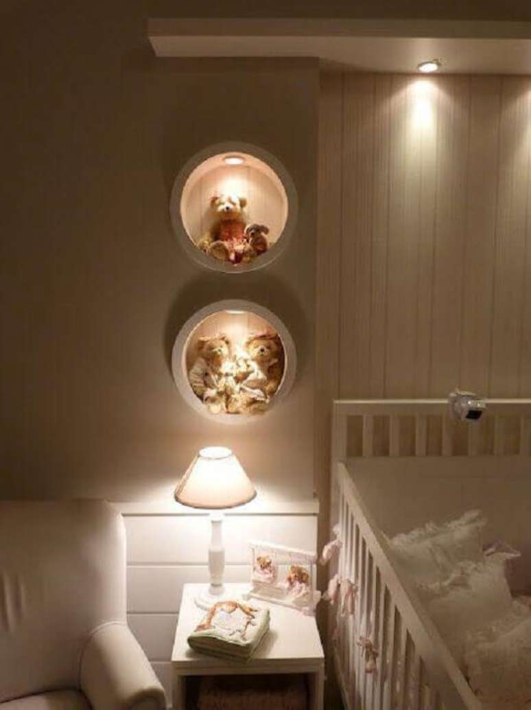 37. Decoração com nichos para quarto de bebê com LED