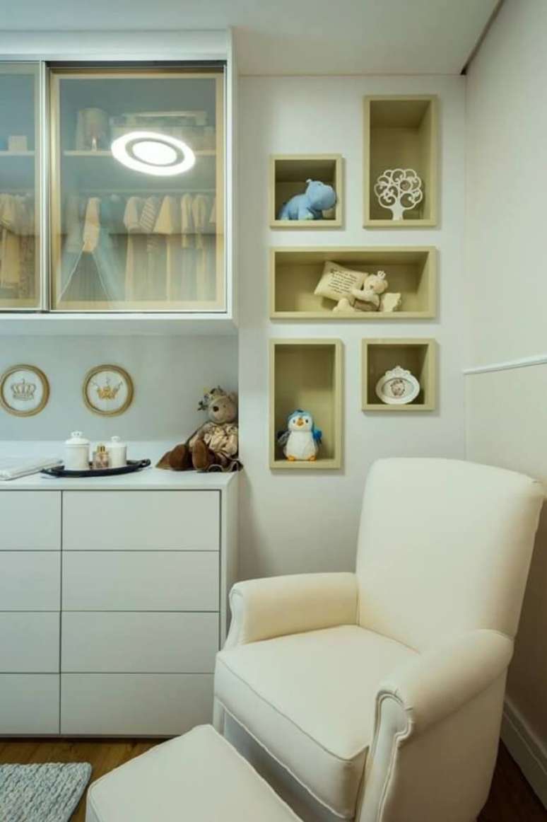 40. Os nichos embutidos para quarto de bebê precisam de um planejamento