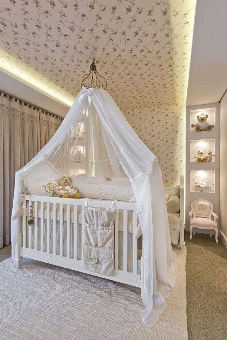 43. Quarto de bebê com papel de parede, decorado em tons claros e com nichos para quarto de bebê com LED