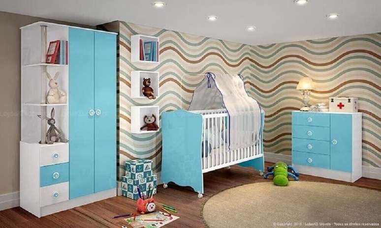 44. Decora&ccedil;&atilde;o com nichos para quarto de beb&ecirc; com papel de parede com linhas onduladas coloridas