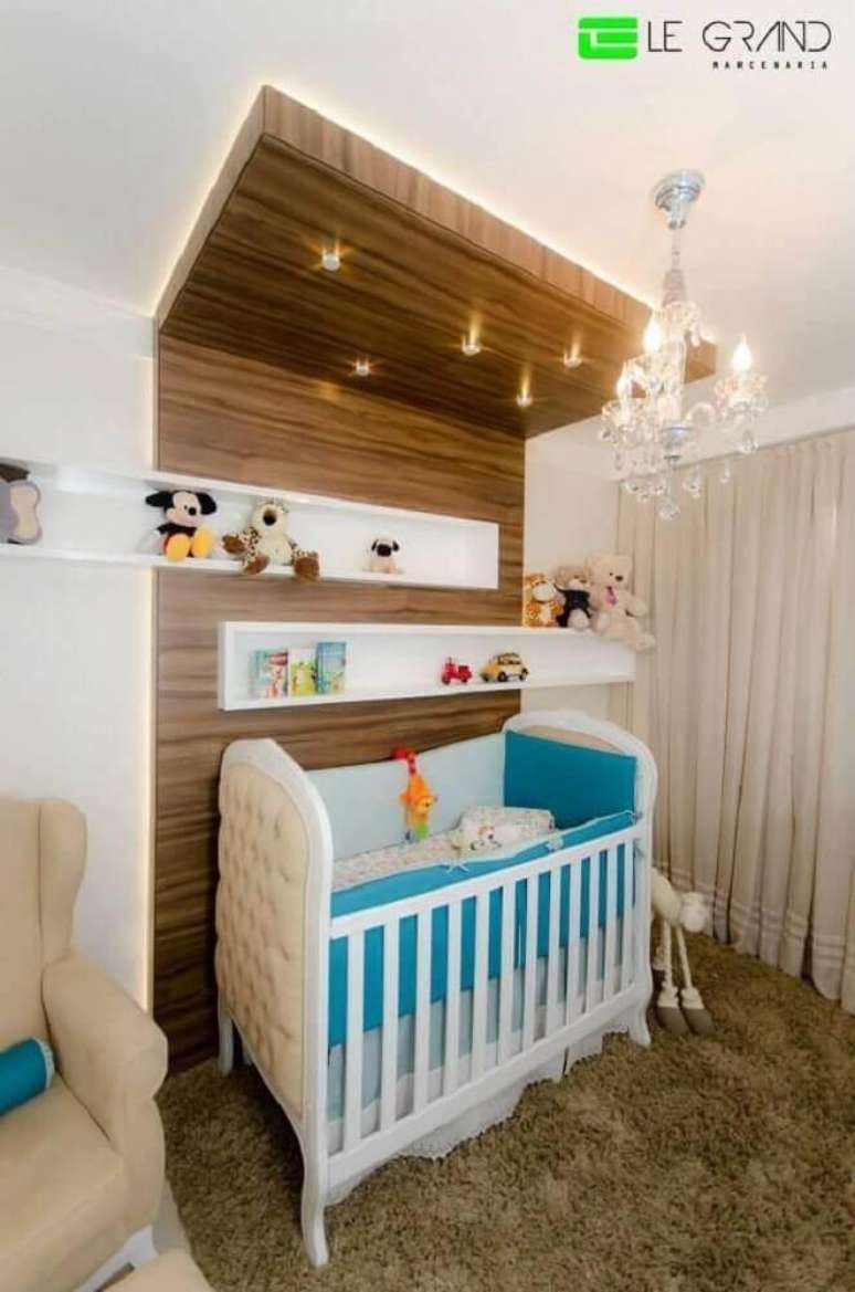 45. Brinquedos e pelúcias são a melhor forma de como decorar nichos para quarto de bebê