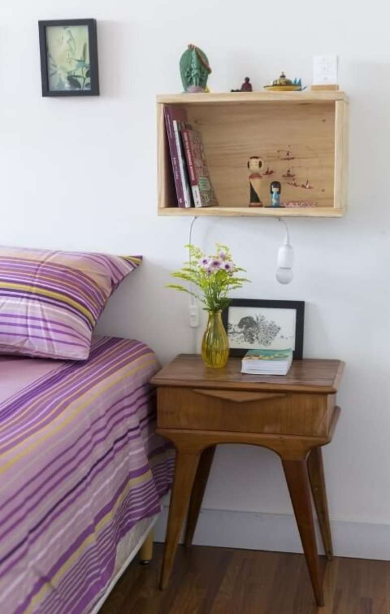 8. Quarto com mesa lateral de madeira. Projeto de Buji