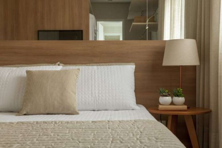 11. Quarto de casal com mesa lateral de madeira. Projeto de Tres Arquitetura