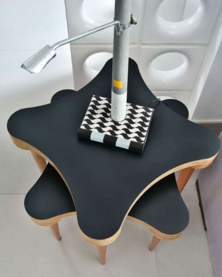 23. Sala de estar com mesa lateral dupla com design diferente. Projeto de Move M&oacute;vel