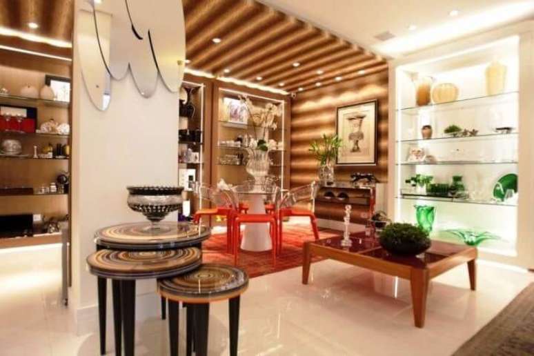 31. Sala de estar com mesa tripla. Projeto de Carla Felippi