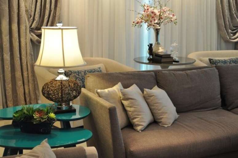 7. Sala de estar com mesa lateral colorida em sala sóbria. Projeto de Actual Design