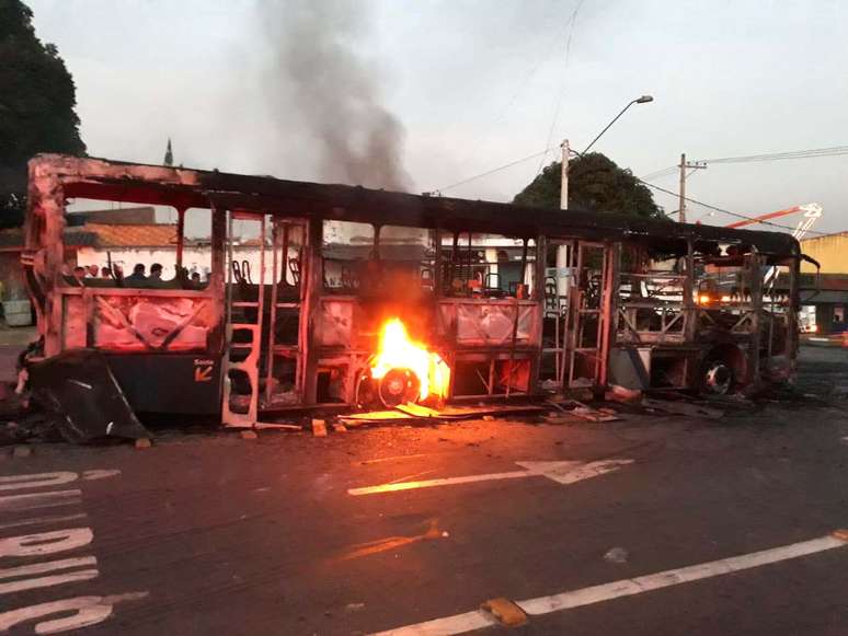 Ônibus é incendiado na cidade de Poá, na Grande São Paulo, como forma de protesto após a morte de Brenda Lima de Oliveira