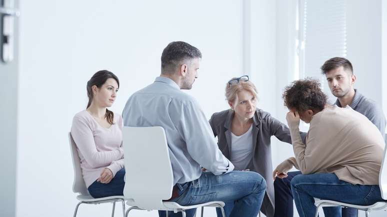 Grupos de apoio ajudam a processar as perdas; 'suic&iacute;dio &eacute; um tsunami, mas &eacute; poss&iacute;vel voltar a ser feliz'