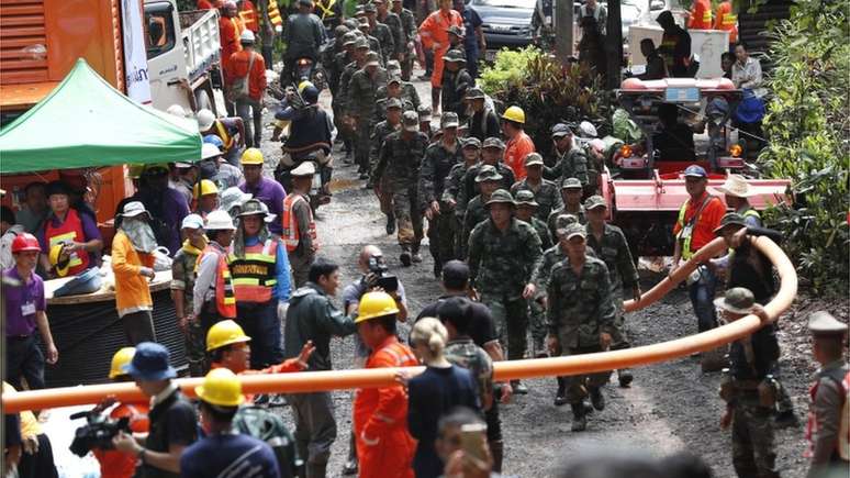 Equipes de resgate preparam tubo para drenar águas em rede de cavernas em que garotos estão presos