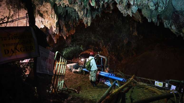 Grande parte dos esforços de resgate estão voltados para drenar a água da caverna