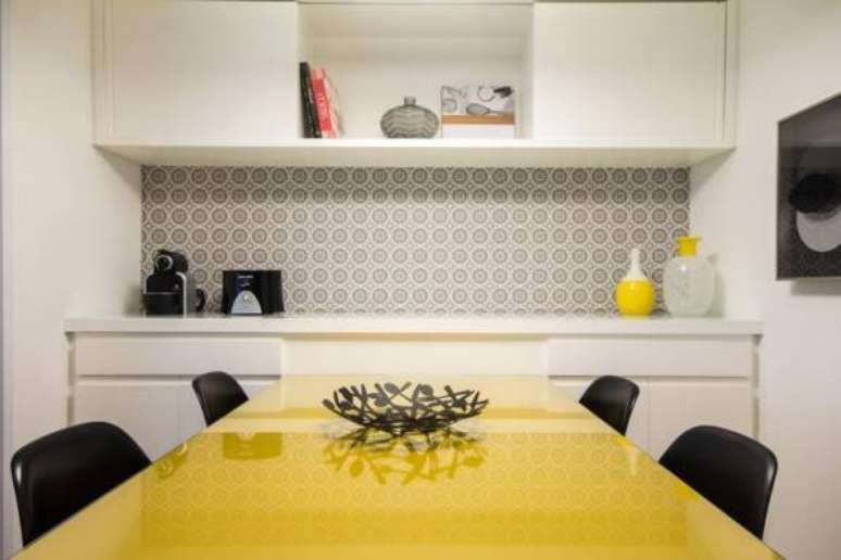 4- Paredes decoradas com faixas de ladrilho hidr&aacute;ulico.