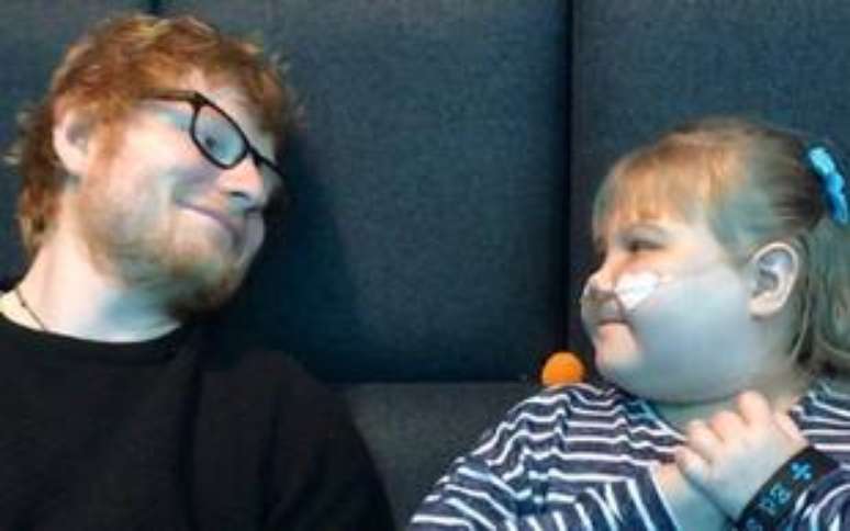 Eddy Sheeran ao lado de Melody em foto tirada durante encontro em 2016.