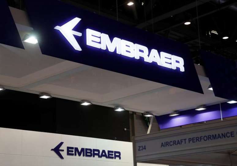 Logos da Embraer em convenção do setor aéreo no Aeroporto de Genebra, na Suíça