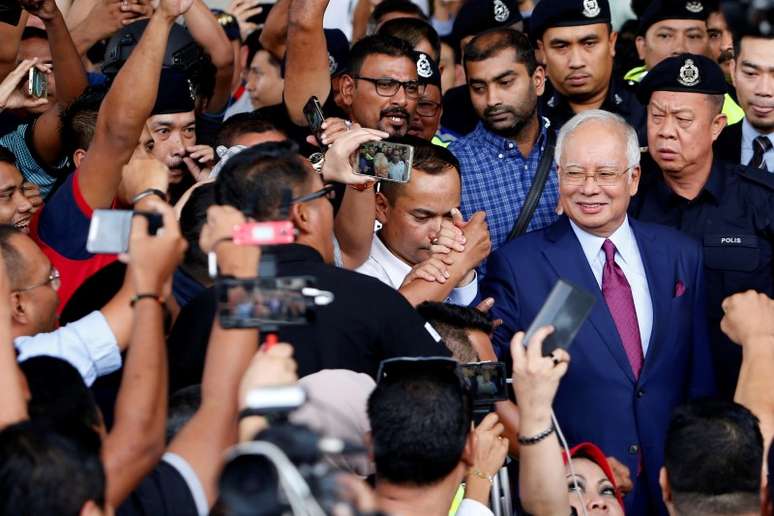 Ex-premi&ecirc; da Mal&aacute;sia Najib Razak cercado por apoiadores ao deixar tribunal de Kuala Lumpur 04/07/2018 REUTERS/Lai Seng Sin