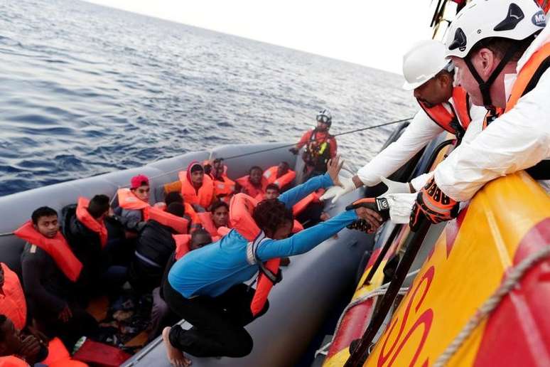Imigrantes durante missão de resgate no Mediterrâneo
20/10/2016 Yara Nardi/Escritório de Imprensa da Cruz Vermelha Italiana/Divulgação via Reuters