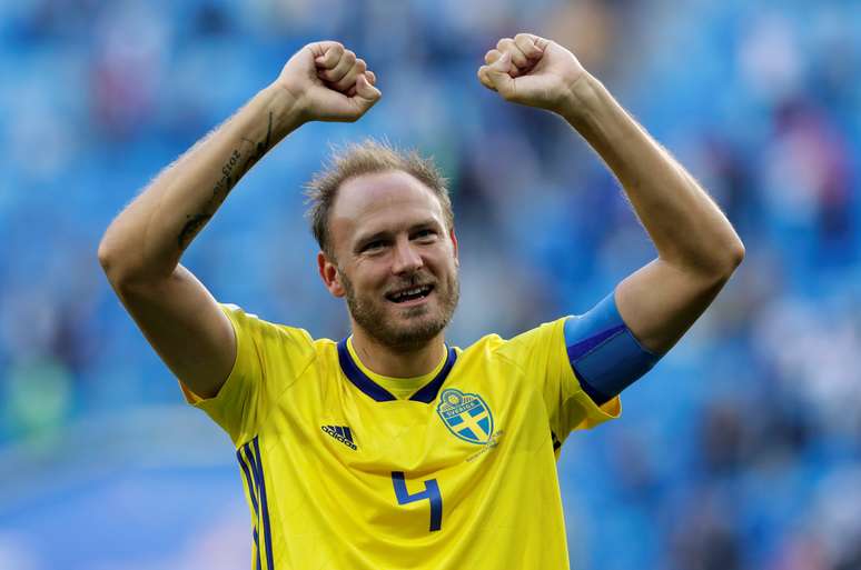 Granqvist comemora classificação da Suécia para quartas de final
 3/7/2018     REUTERS/Henry Romero 