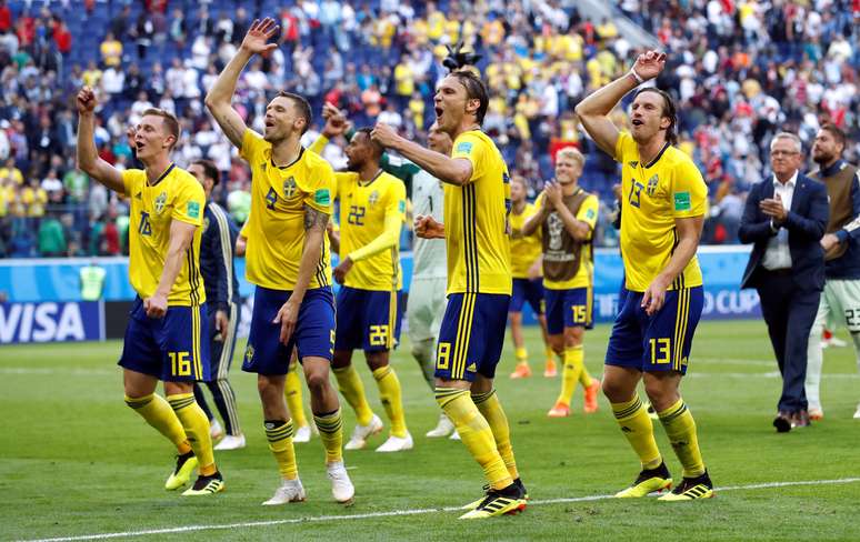 Jogadores da Suécia comemoram classificação para as quartas de final, após derrotarem a seleção da Suíça
03/07/2018
REUTERS/Damir Sagolj