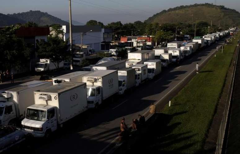 Caminhoneiros bloqueiam BR-116 em Guapimirim, no Rio de Janeiro
23/05/2018 REUTERS/Ricardo Moraes