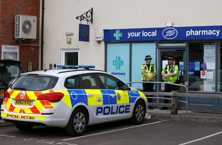 Policiais fazem segurança de local isolado por causa de envenenamento em Amesbury
 4/7/2018    REUTERS/Henry Nicholls