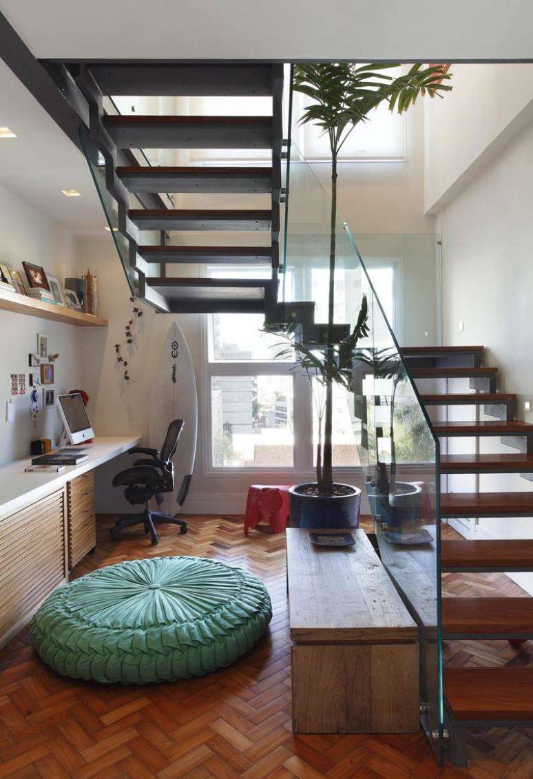 3. Aproveitar o espaço abaixo da escada pode ser uma ótima saída para quem precisa de um home office
