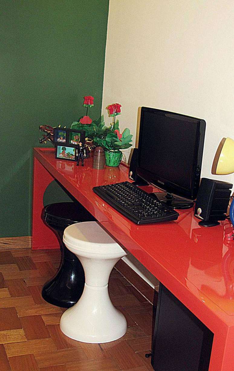 32. Modelo simples de mesa para computador vermelha