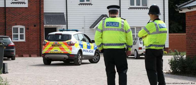 Polícia isolou áreas possivelmente visitadas pelas vítimas em Amesbury e Salisbury