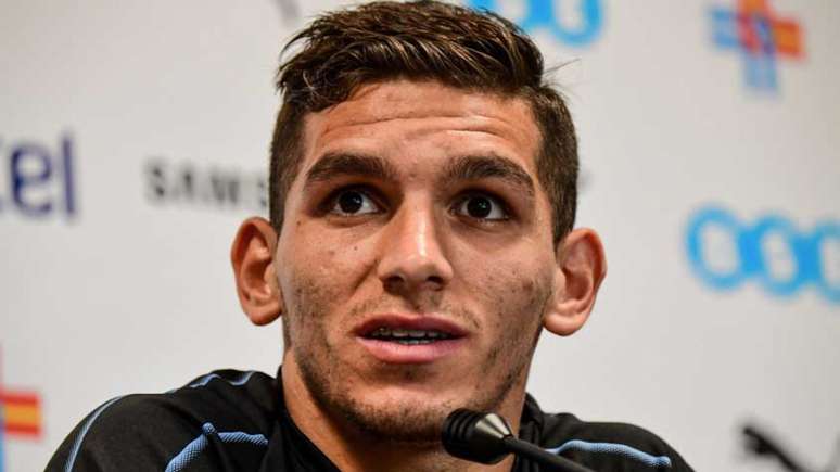 Lucas Torreira respondeu aos torcedores uruguaios (Foto: MARTIN BERNETTI / AFP)