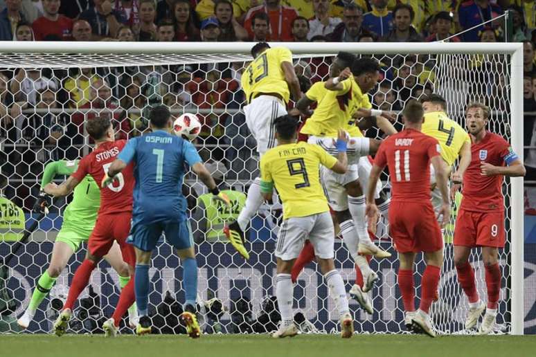 Mina sobe para decretar o empate colombiano no tempo normal diante da Inglaterra (Foto: AFP)