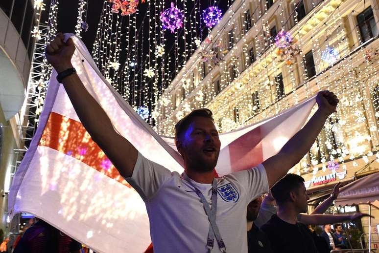 Ingleses foram às ruas para comemorar a classificação (Foto: AFP)