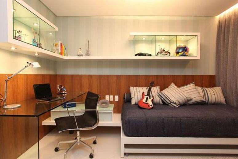 35. Decoração moderna para quarto com home office com mesa para computador de acrílico transparente