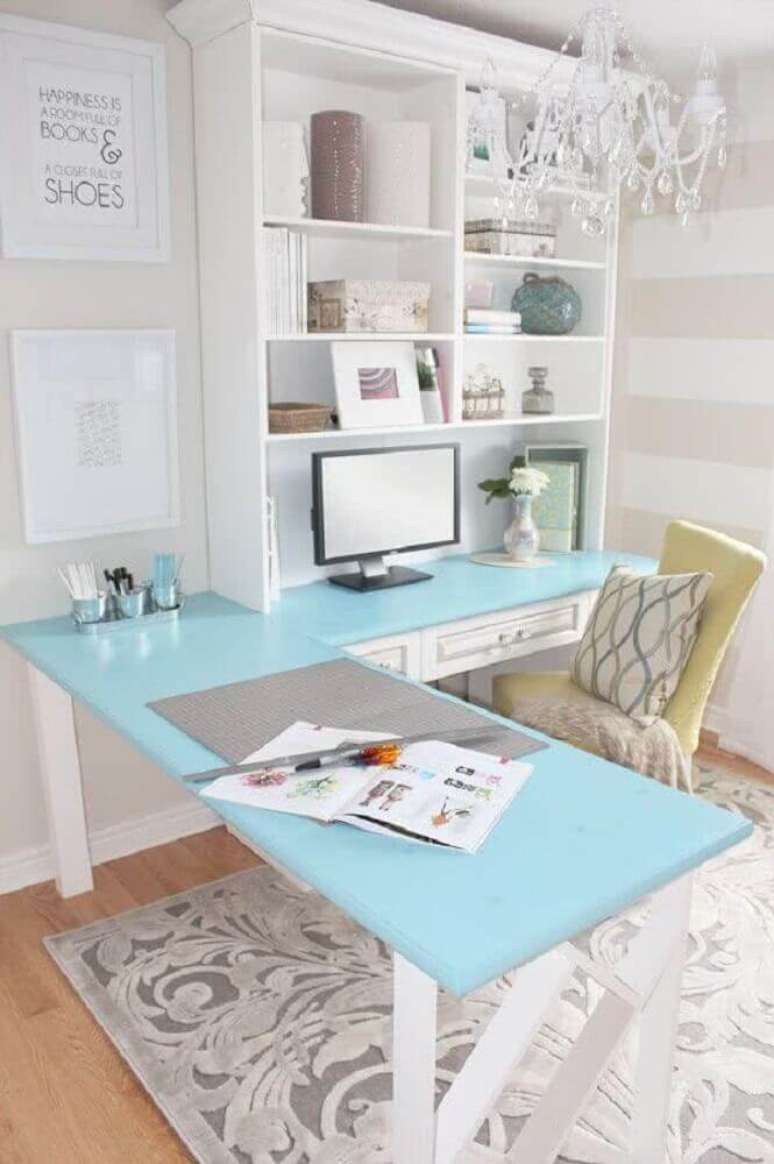45. Tons de azul e branco dão um ar delicado para o home office com mesa de canto para computador