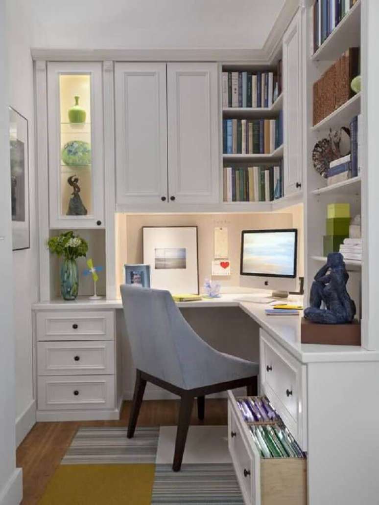 51. Home office com mesa de canto para computador com gavetas e portas nos armários