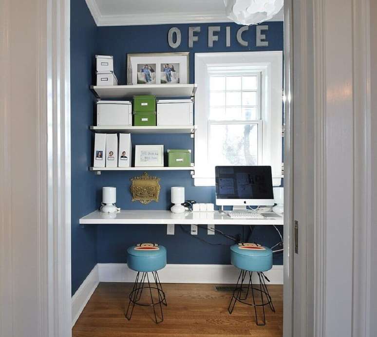 52. Tons de azul e branco são excelentes para decoração de home office com mesa de computador simples