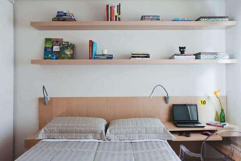 11. Decoração de quarto com escrivaninha para computador planejada ao lado da cama com cadeira de acrílico