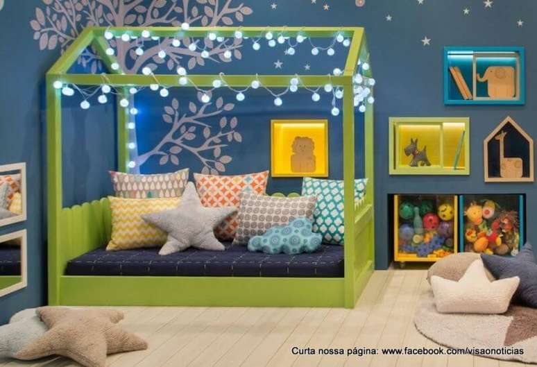 57. Quarto colorido com caminha verde e lumin&aacute;ria de bolinhas