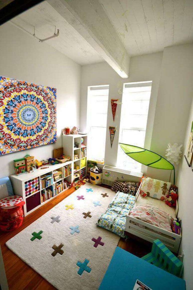 39 &ndash; Quarto montessori com um painel de mandala