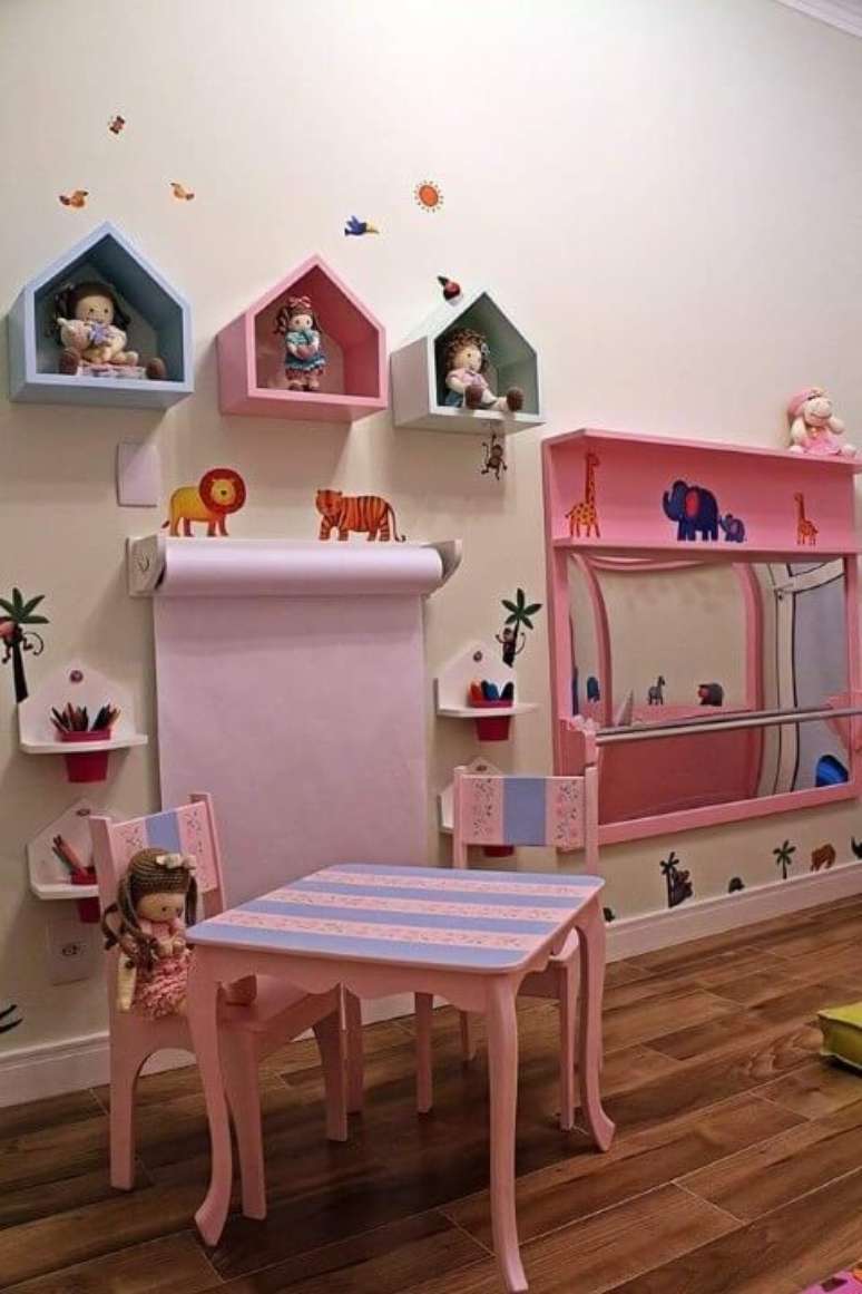 60. Quarto de menina com atividades na altura da crian&ccedil;a. Projeto de Andrea Bento