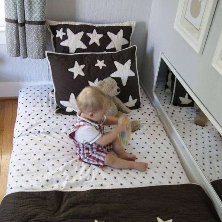 30 &ndash; Espelho estimula a crian&ccedil;a no quarto montessoriano