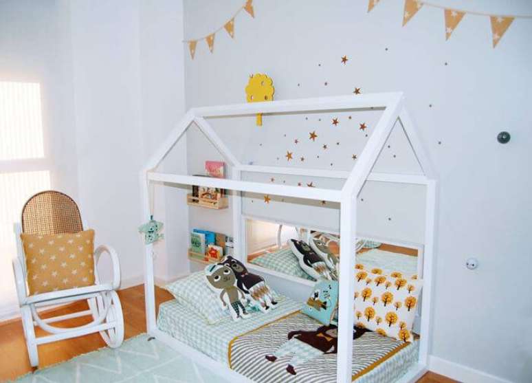 54 &ndash; Quarto montessoriano com detalhes amarelos