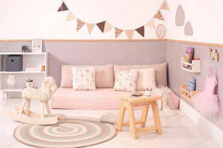 25 &ndash; Quarto montessoriano com bandeirolas em cores pastel na parede