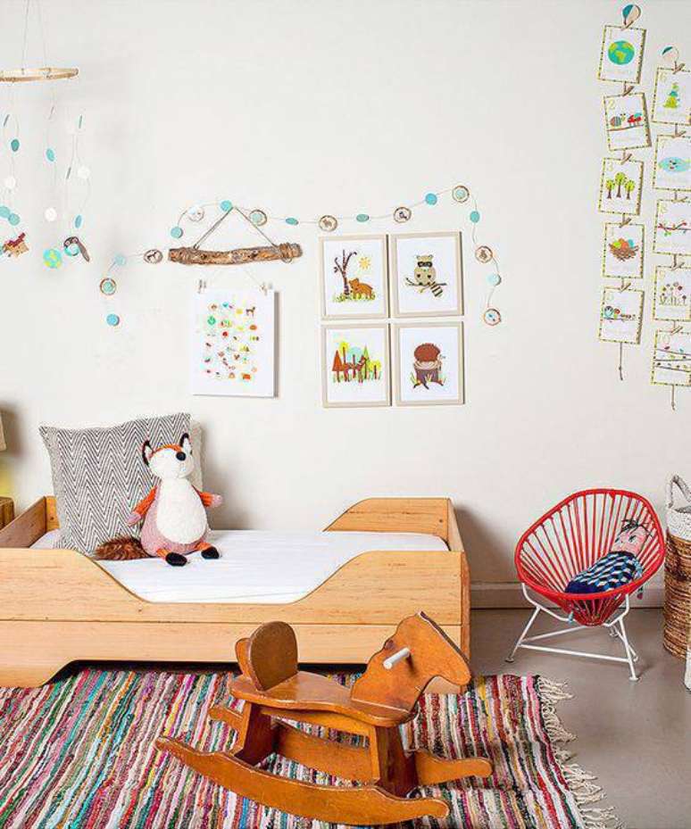 20 &ndash; Quarto montessoriano com cama baixa e m&oacute;veis da mesma altura