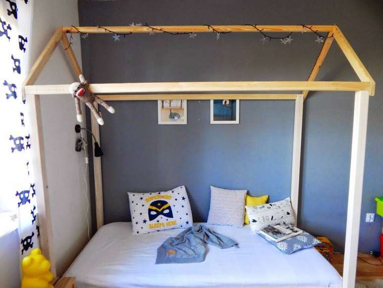 18 &ndash; Cama de casinha e parede cinza no quarto montessoriano de menino