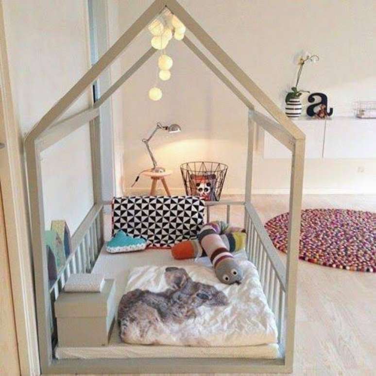 13 &ndash; Cama de casinha no quarto montessoriano