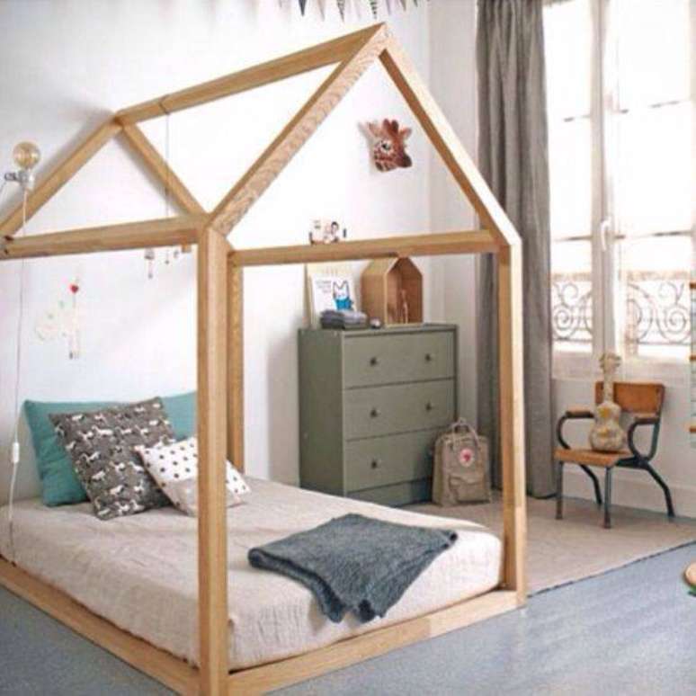 16 &ndash; Cama de casinha com colch&atilde;o baixo no quarto montessoriano