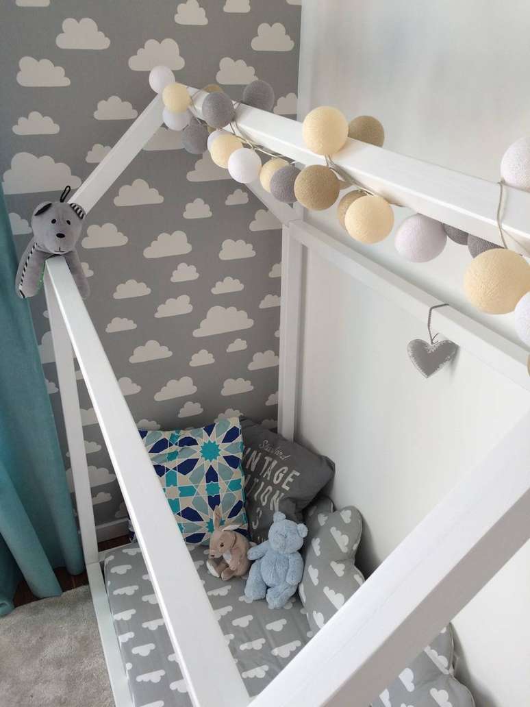 24 &ndash; Cama de casinha com lumin&aacute;ria de bolinhas