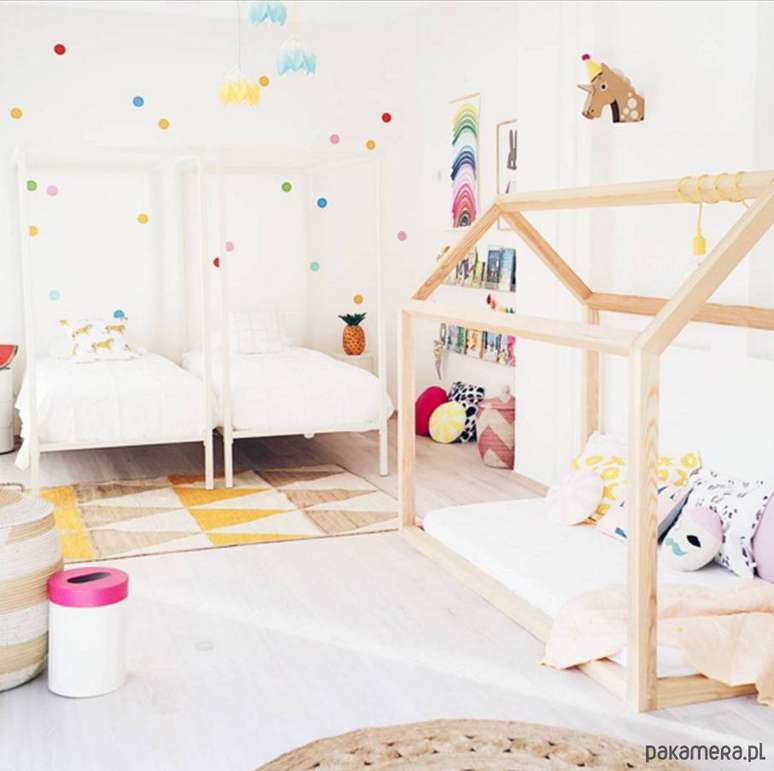 23 &ndash; Quarto montessoriano com cama de casinha e lumin&aacute;ria