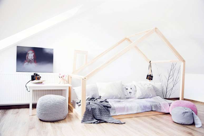 22 &ndash; Quarto montessoriano com cores claras