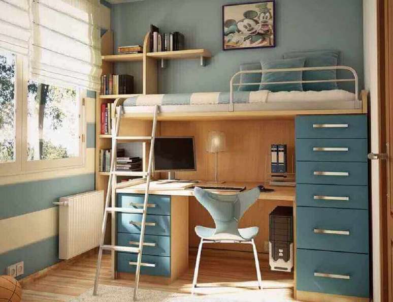 7. Quarto com beliche com escrivaninha para computador decorado em tons de azul e castanho