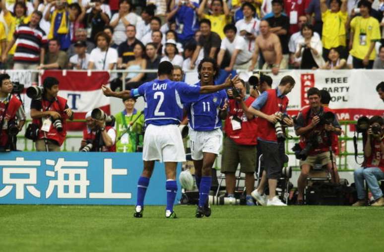 Cafu e Ronaldinho Gaúcho comemoram durante a vitória brasileira sobre a Inglaterra nas quartas de 2002